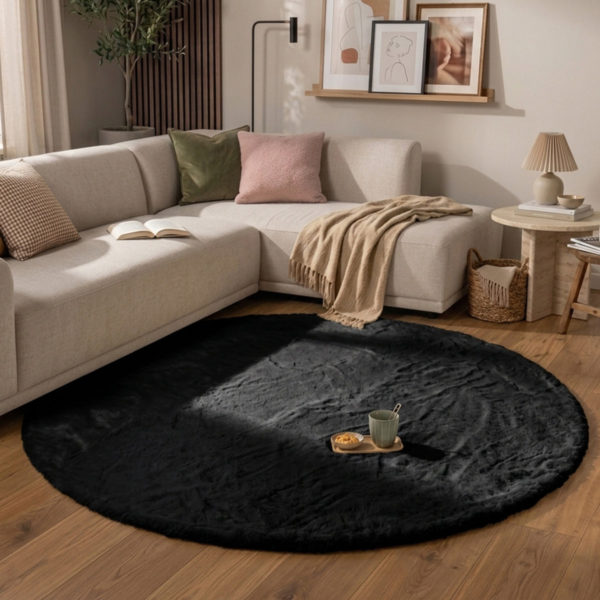Rund fluffig matta | Comfy Supreme svart hos Volero